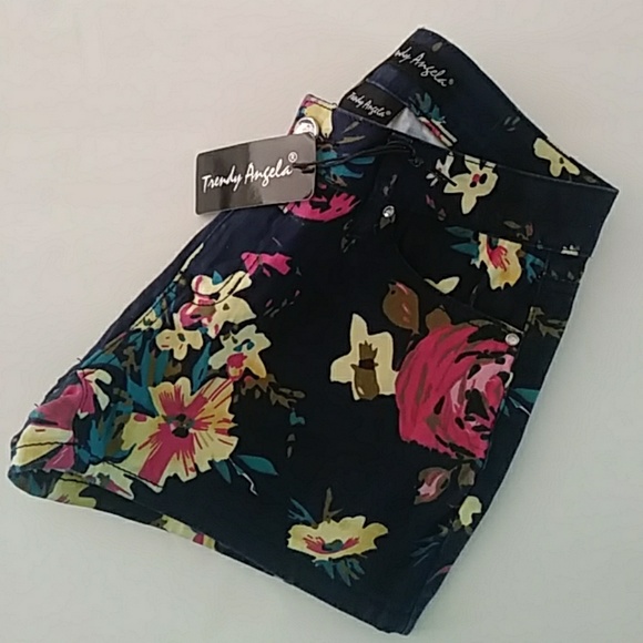 🍁NWT Floral Short Shorts - Picture 4 of 7